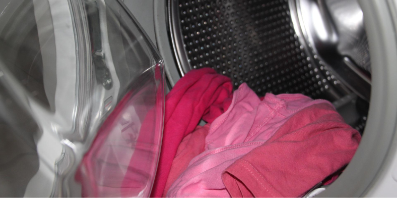 Cómo evitar que tu ropa se destiña al lavarla